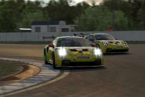 55-Yellow-Racing-beide-Autos-Rennen1-scaled